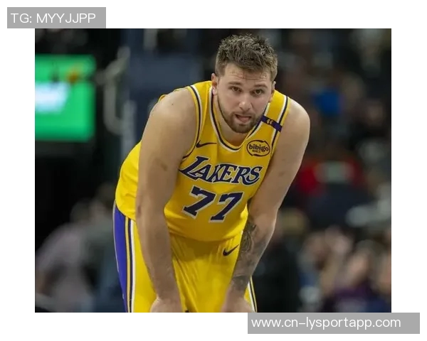 东契奇向里夫斯展示扭伤手指里夫斯惊呼难以置信的反应引发热议